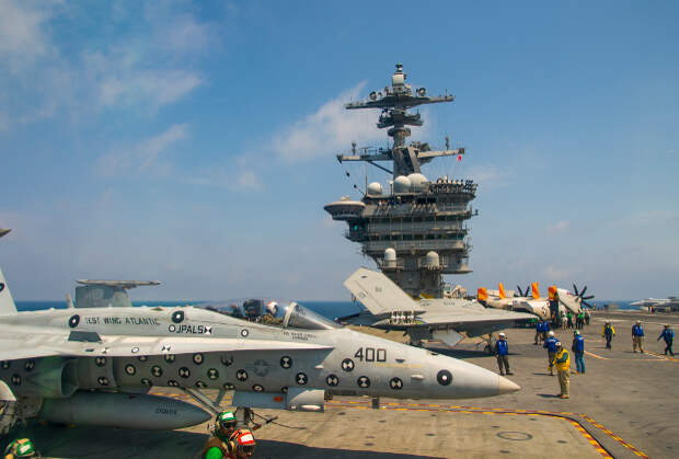 Беспилотник X-47B впервые испытали в паре с пилотируемым самолетом