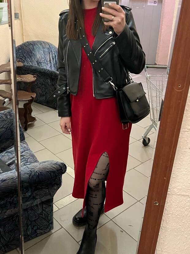 Трикотажные платья – отличный выбор для осенне-зимних образов, они мягкие и уютные. Зимние трикотажные платья шьют из достаточно плотного трикотажа, который неплохо держит форму.