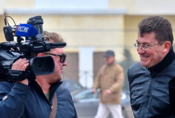 Комелов позирует перед камерой