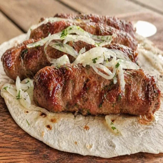 Получается нежнее любых котлет: сочный люля-кебаб на сковороде, который не уступает шашлыку на углях