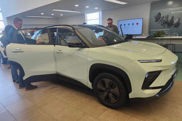 Власти РФ продлят бесплатный проезд по платным дорогам для российских электрокаров