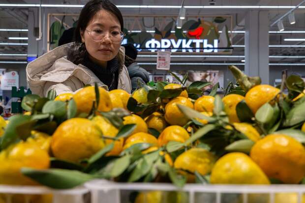 Диетолог Писарева: веточки на мандаринах — признак свежести среза, а не спелости