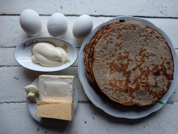 Простая, но очень вкусная и оригинальная закуска из печени и еврейского салата
