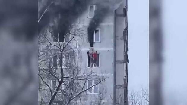 В Москве двое студентов спасли девушку из пожара, спустив ее в квартиру снизу на высоте 9 этажа