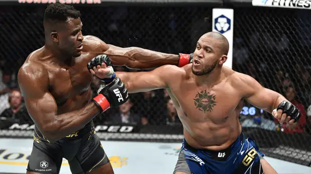 Первая защита Нганну, триумф Фигередо и победа Нурмагомедова удушающим за 47 секунд: чем запомнился UFC 270