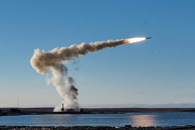 Пуск ракеты море (kun.uz).jpg
