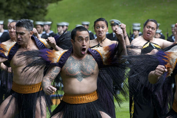 1280px-Haka_performed_during_US_Defense_Secretary's_visit_to_New_Zealand_(1)