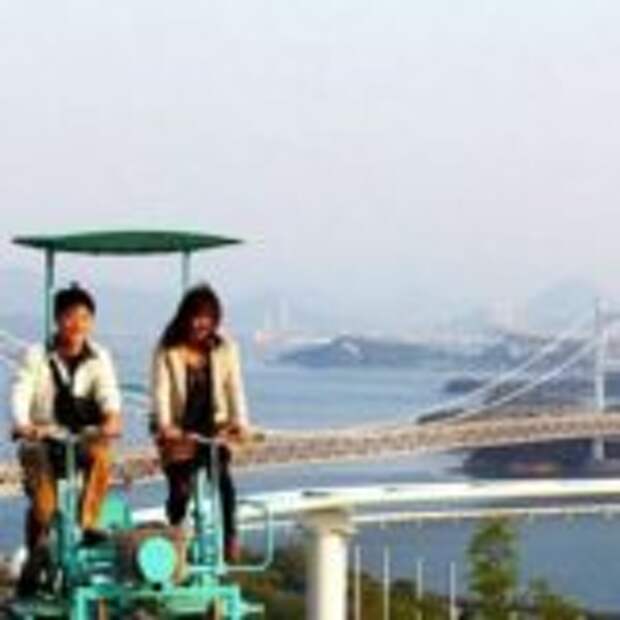 Головокружительный аттракцион «Небесный велосипед» (SkyCycle), Курасики, Япония