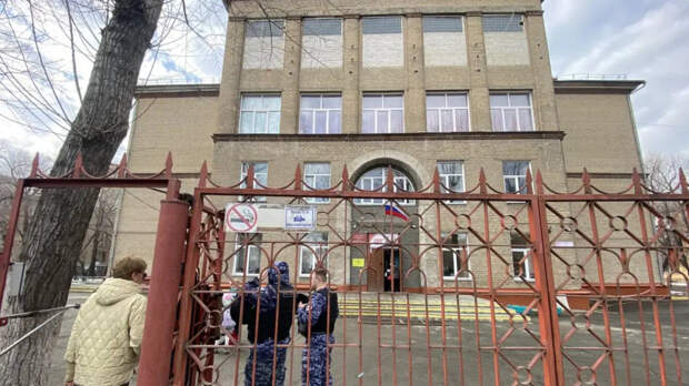 «Выстрелил однокласснице в лицо»: подробности нападения на школу в Челябинске