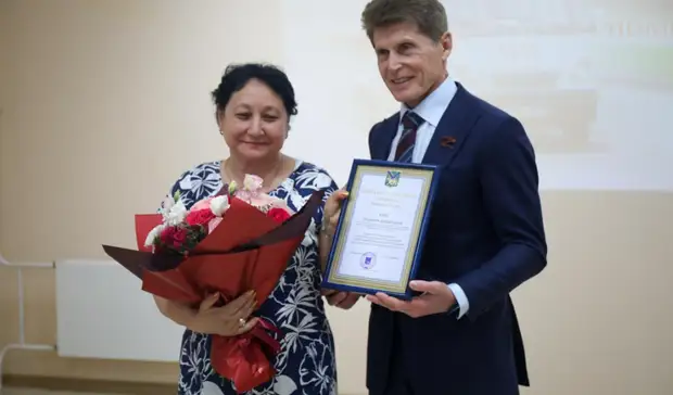 «Успехов и благополучия» — Олег Кожемяко наградил медработников Артёма