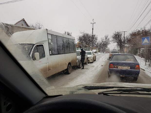 Фотофакт: Крымские дороги сковало льдом