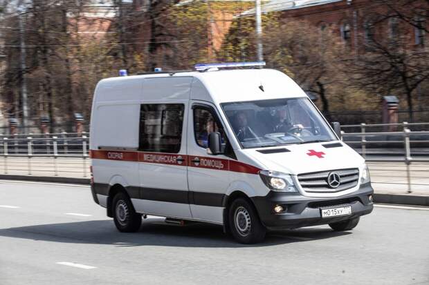 В центре Челябинска скорая помощь без колеса попала в ДТП