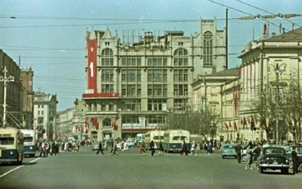 Одна из центральных площадей Москвы, составляющих «ожерелье» вокруг Кремля и Китай-города.