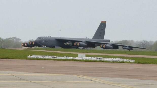 Стратегический бомбардировщик В-52Н ВВС США на авиабазе Фейрфорд в полной боевой готовности с подвешенным боекомплектом сегодня утром. https://t.me/we...