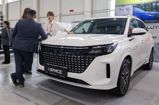 Автоблогер сравнил две комплектации российского гибрида