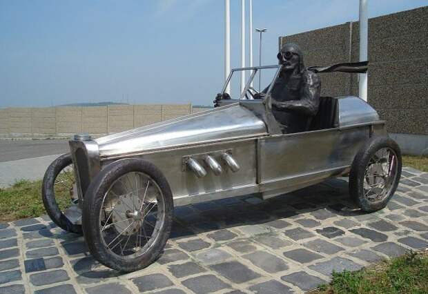 В 1906 году соревнования, которые сегодня считаются первым Гран-при в истории, проходили в Ле-Мане.  Венгерский испытатель Renault Ferenc Sys выиграл его на своем Renault AK 90CV, достигнув выдающейся для того времени средней скорости 101,2 км / ч.  Успех гонки привел к появлению множества других гонок Гран-при по всему миру.   На фото статуя Сис у входа на трассу Хунгароринг недалеко от Будапешта. 