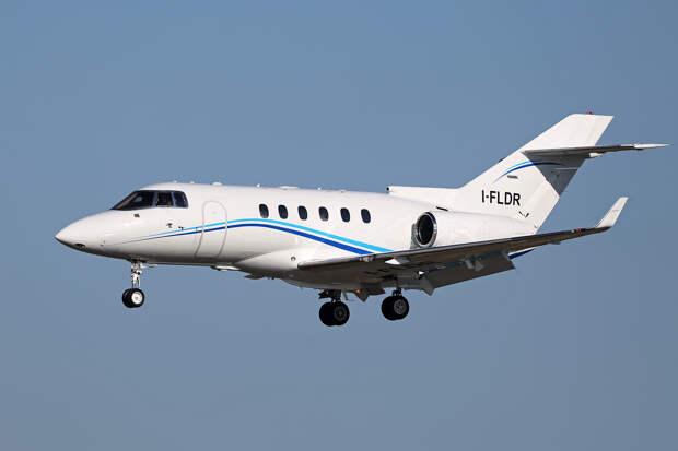 Самолет врезался в три автомобиля при аварийной посадке на трассу из-за отказа двигателя