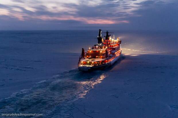 northpole24 Уникальные фотографии ледокола с воздуха на Полюсе в условиях полярной ночи