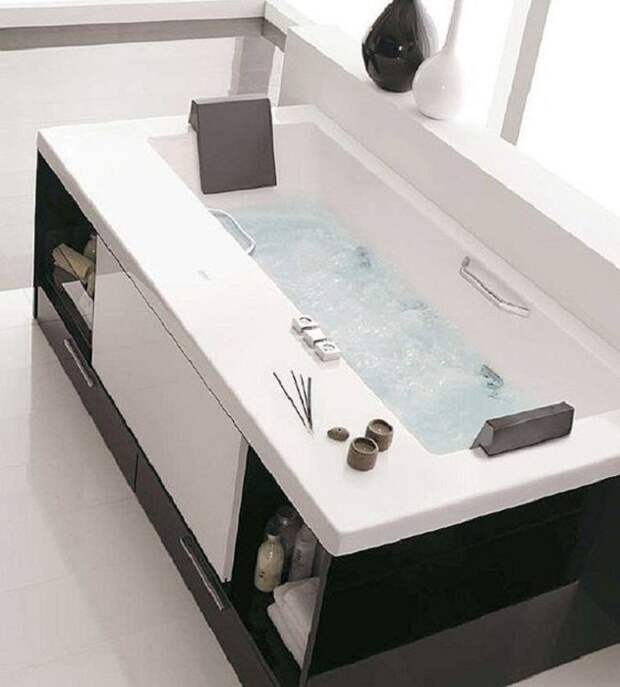 Крутое решение преобразить интерьер в ванной комнате и оформить её в черно-белых тонах.