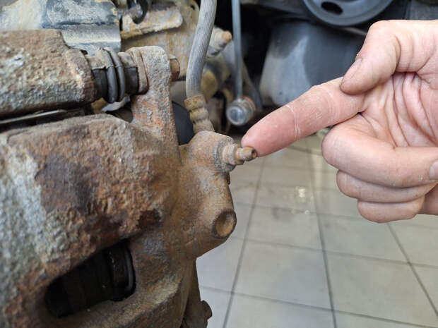 Как открутить штуцер прокачки тормозов без повреждений