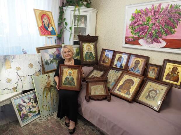 Галина Зуева из Бутырского освоила старинное золотное шитьё