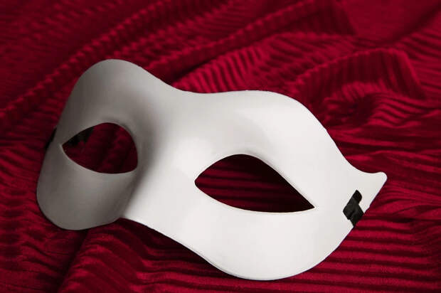 Кого выгнали из шоу "Маска" 1 марта: Раскрыт секрет "Богатыря"