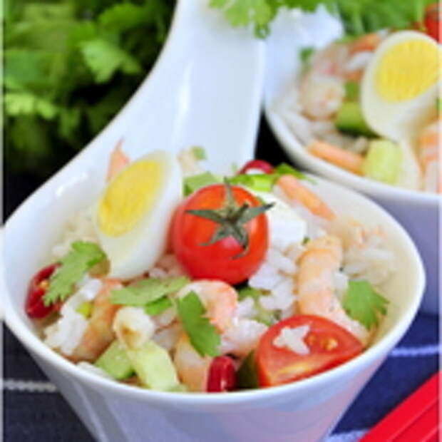 Салат из риса с креветками и овощами