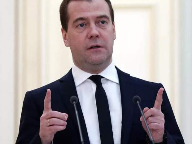 Медведев об изъятии активов РФ: "Отнимают у нас на бумаге, а мы на земле"