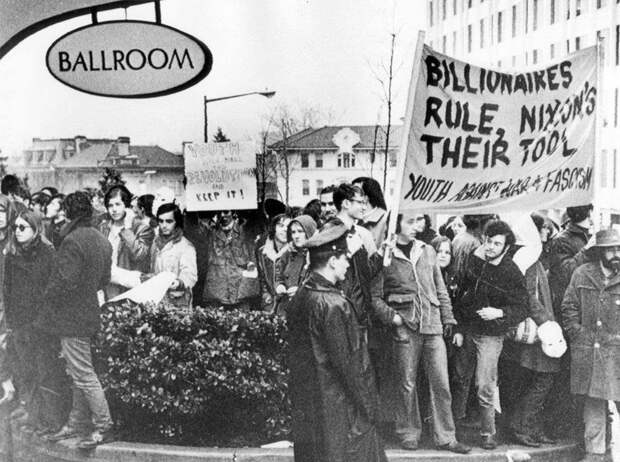 Протесты молодежи в день инаугурации Ричарда Никсона, 1969 год, Вашингтон, США Надпись на плакате: “Миллиардеры правят, Никсон их инструмент“ история, события, фото