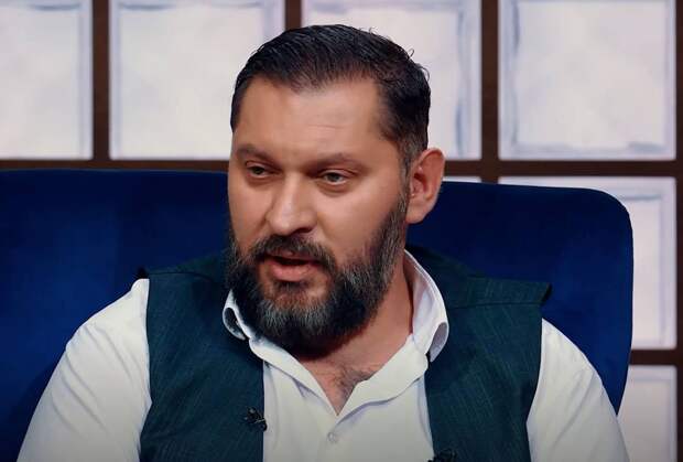 Известный телеведущий рассказал о следящей за ним и его голыми друзьями в бане женщине