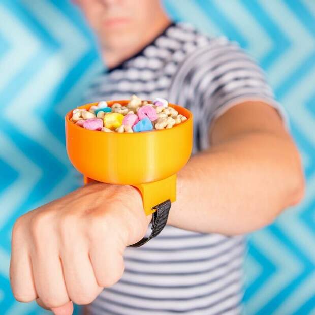 Миска наручная портативная HandyBowl™️ идеи, изобретение, мэтт бенедетто, ненужные вещи, ненужные новшества, приколы, талант, юмор