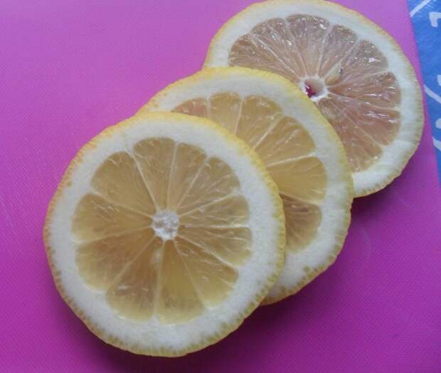 Маринованный лимон с чесноком