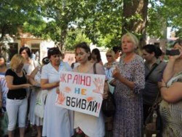 Бегущие от войны в Украине: операция "Спаси сына и мужа" Бегущие от войны в Украине: операция "Спаси сына и мужа"