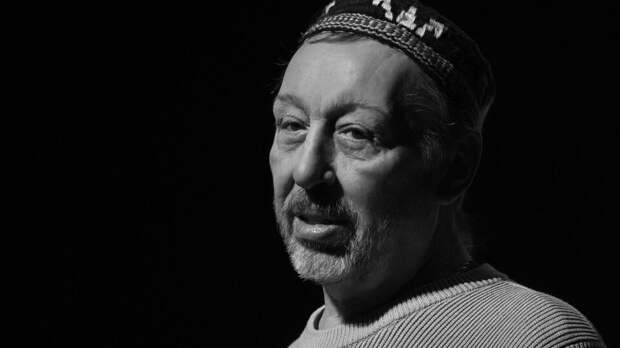 Отпевание прошло на улице: драматурга Николая Коляду провожают в последний путь