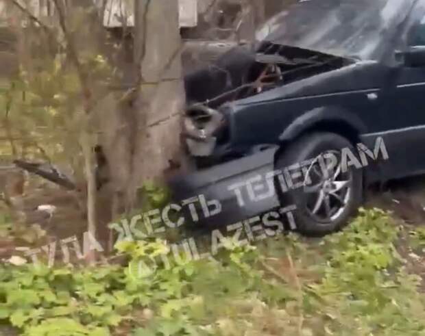 В Заречье водитель легкового автомобиля врезался в дерево, подробности уточняются