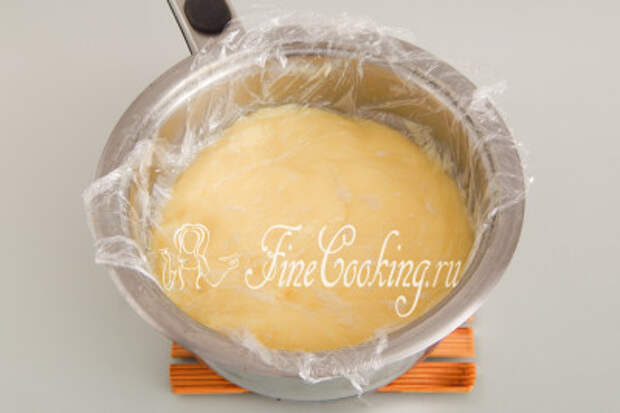 Чтобы охладить заварной крем для торта Карпатка, прикрываем его отрезом пищевой пленки или новым пакетом впритык - это нужно, чтобы в процессе остывания на поверхности не образовалась корочка