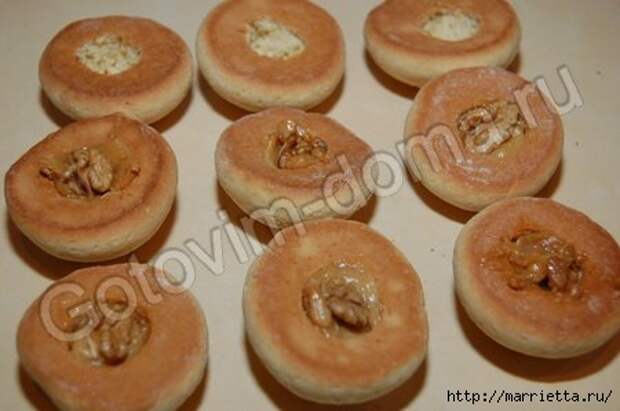 ПЕРСИКИ - пирожное с начинкой из вареной сгущенки с орешками (6) (450x299, 76Kb)