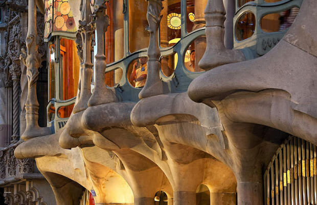 Шедевр Антонио Гауди. Дом Бальо. Испания. Фото
