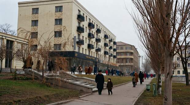 Жданов. Декабрь 1967 г. Гастроном "Донецк" в жилом доме на проспекте Ленина