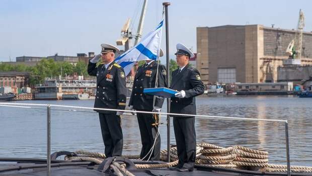 Члены экипажа первой многоцелевой атомной подводной лодки (АПЛ) проекта Ясень К-560 Северодвинск во время церемонии поднятия Андреевского флага Члены экипажа первой многоцелевой атомной подводной лодки (АПЛ) проекта Ясень К-560 Северодвинск во время церемонии поднятия Андреевского флага