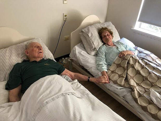 Муж и жена, прожившие вместе 70 лет, не отпустили друг друга даже перед смертью Отношения, Больница, Старики, Длиннопост