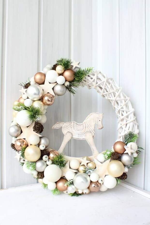 белый рождественский венок с лошадкой