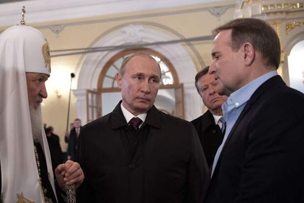Медведчук рассказал журналистам о том, как стал кумом Путина