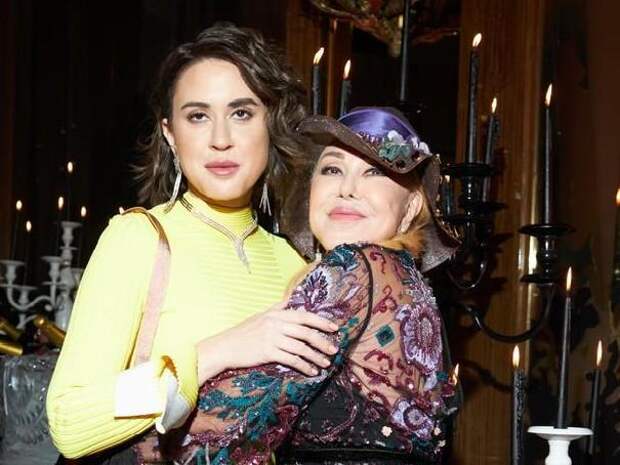 Красное кружево: дочь Любови Успенской позирует в «голом» платье