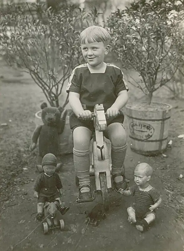 Деревянные игрушки и педальный конь. У каждого поколения своё детство Деревянные игрушки и педальный конь. У каждого поколения своё детство