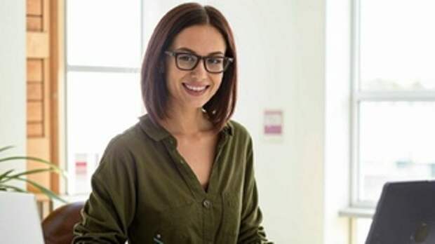 Женщина на работе / Изображение сгенерировано с помощью нейросети Kandinsky by Sber AI / amic.ru