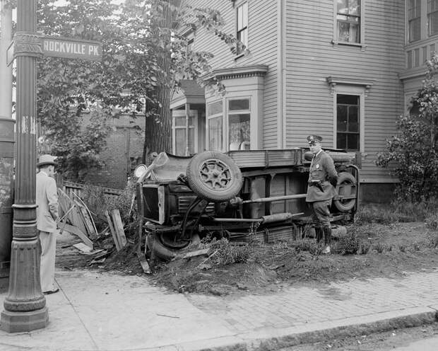 Трагичные и нелепые автомобильные аварии Бостона в 1930-х годах. Фотограф Лесли Джонс