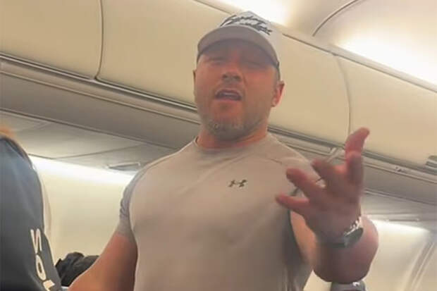 Бодибилдер стал бросаться едой в пассажиров самолета из-за жены и попал на видео