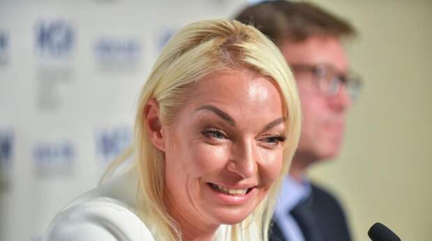 СМИ: Волочкова сделала операцию на ноге в европейской клинике для бездомных