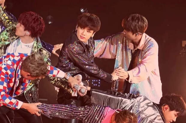 В Южной Корее запросили арест основателя агентства группы BTS